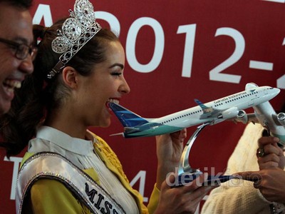 Miss Universe Dapat Miniatur Pesawat