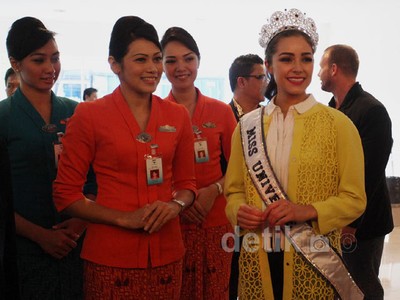 Olivia Culpo Disambut Pramugari Garuda