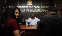 Sisca Dewi ditemani kuasa hukumnya.