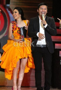 Kegembiraan Gisel & Gading di atas panggung. Gusmun/detikHOT.