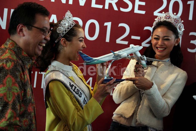 Miss Universe Dapat Miniatur Pesawat