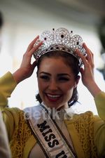 Miss Universe Dapat Miniatur Pesawat