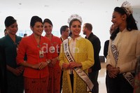 Olivia Culpo (kedua dari kanan), dengan menggunakan gaun kuning dan memakai mahkota Miss Universe 2012, disambut hangat oleh para pramugari saat berkunjung ke kantor Garuda Indonesia.