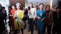 Miss Universe 2012 Olivia Culpo didampingi Puteri Indonesia 2013 Wulandari, menyapa hangat dengan melambaikan tangannya.