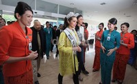 Selama satu jam penuh Miss Universe Olivia Culpo bersama Yayasan Puteri Indonesia, berkunjung ke kantor Garuda Indonesia di bandara Soekarno-Hatta.