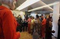 Olivia mendapat penjelasan dari pramugari, saat melihat pakaian tugas pramugari dan pilot pesawat yang didisplay melalui boneka manekin.