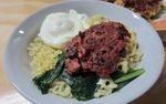 Disengat Pedasnya Mie Goreng Racikan Abang Adek
