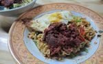 Disengat Pedasnya Mie Goreng Racikan Abang Adek