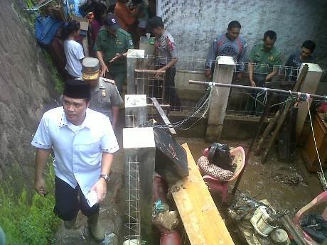 Segera Dilengserkan, Bupati Aceng Fikri Kunjungi Korban Banjir