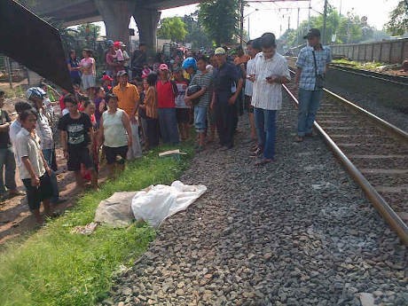 Berjalan di Pinggir Rel, Seorang Wanita Tewas Tertabrak KRL