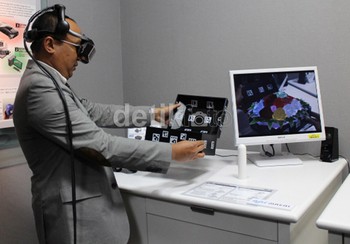 Selain kamera, di galerinya Canon juga memajang berbagai produk teknologi lain. Ini adalah kacamata yang memakai sistem mixed reality yang menghasilkan image 3D computer generated (CG). Piranti itu dipakai untuk keperluan pendidikan hingga otomotif.