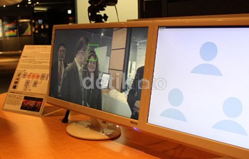 Teknologi smile detection menjadi salah satu fitur menarik di kamera. Kamera secara otomatis mengambil gambar saat mendeteksi senyuman di wajah seseorang. pengunjung bisa merasakan kecanggihan teknologi tersebut lewat display yang lebih lebar.     