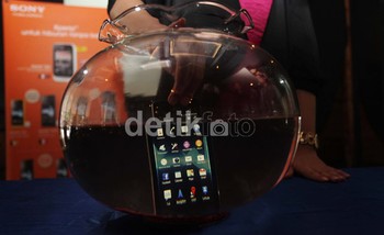     Xperia V memiliki kemampuan waterproof pada kedalaman air 1 meter selama 30 menit. Jajaran Xperia terbaru siap mengisi kelas high-end dan entry level di pasaran.