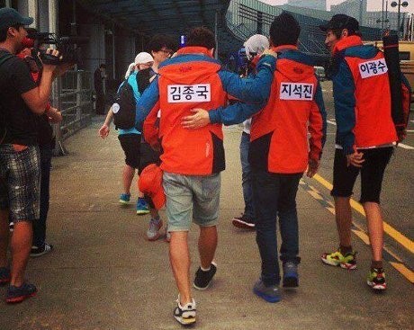 Cedera Kaki, Kim Jong Kook Jalan Dibantu Ji Suk Jin
