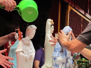 Mengintip Dewa-dewa Dimandikan di Glodok, Sambut Imlek