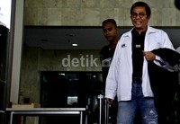 Arya Abdi Effendi hanya melempar senyum saat ditanya wartawan usai diperiksa penyidik KPK. Ramses/detikFoto.