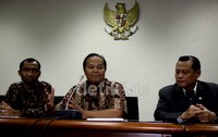 (Ki-ka) Abdul Hakim, Hidayat Nur Wahid, dan Adang Daradjatun menggelar jumpa pers terkait pengunduran diri Luthfi Hasan dari eanggotaan DPR-RI. Ramses/detikFoto.