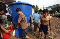 Warga benar-benar terbantu dengan sumbangan air bersih ini.