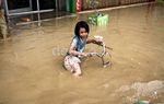 Banjir Pondok Gede Permai Jadi Arena Bermain
