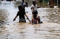 Banjir yang merendam kawasan ini masih setinggi pinggang orang dewasa.