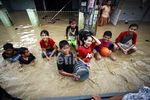 Banjir Pondok Gede Permai Jadi Arena Bermain