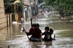 Banjir Pondok Gede Permai Jadi Arena Bermain