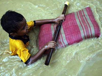 Banjir Pondok Gede Permai Jadi Arena Bermain