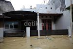 Sebagian Warga Pondok Gede Permai Bertahan