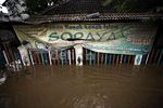 Sebagian Warga Pondok Gede Permai Bertahan
