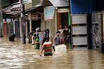 Sebagian Warga Pondok Gede Permai Bertahan