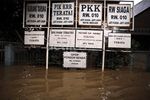 Sebagian Warga Pondok Gede Permai Bertahan