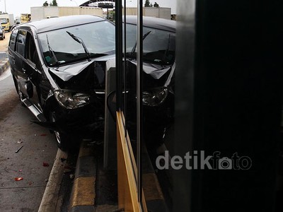 Sopir Ngantuk, Innova Tabrak Gerbang Tol