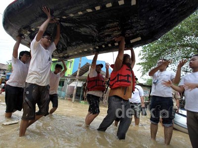 Warga Bantu Evakuasi Korban Banjir Bekasi