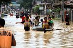 Korban Banjir di Pondok Gede Permai Dievakuasi
