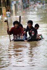 Korban Banjir di Pondok Gede Permai Dievakuasi