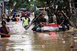 Korban Banjir di Pondok Gede Permai Dievakuasi