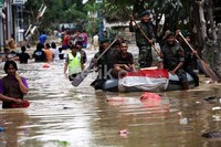 TNI membantu mengevakuasi warga.