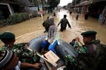 Korban Banjir di Pondok Gede Permai Dievakuasi