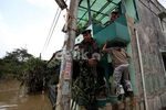 Korban Banjir di Pondok Gede Permai Dievakuasi