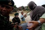 Korban Banjir di Pondok Gede Permai Dievakuasi