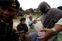 TNI juga memberikan bantuan makanan kepada korban banjir.
