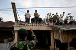 Korban Banjir di Pondok Gede Permai Dievakuasi