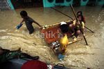 Korban Banjir di Pondok Gede Permai Dievakuasi