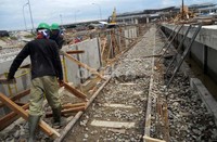 Hingga Selasa, pengerjaan tahap akhir jalur kereta api masih dilakukan. Sebelum bandara resmi beroperasi, pekerjaan itu sudah selesai.