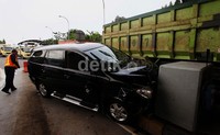 Kijang Innova warna hitam dengan nomor polisi B 8060 MJ itu, menabrak tembok gerbang pembayaran tiket tol.
