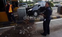 Peristiwa itu terjadi pada pukul 14.15 WIB, saat mobil hendak memasuki pembayaran tiket tol di gerbang Tol tersebut.