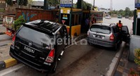 Akibat sopir mengantuk, mobil justru melaju dengan kecepatan kencang dan langsung menabrak tembok dan pot tanaman.