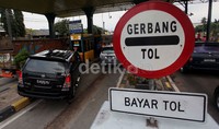 Mobil tersebut juga sempat menabrak mobil yang berada di depannya yang berhenti saat melakukan pembayaran tiket tol.