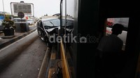 Bagian depan mobil tampak ringsek.