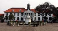 Kawasan Kota Tua terlihat bersih, seperti di halaman Museum Fatahillah, Senin (4/2/2013). Pemerintah Provinsi DKI Jakarta telah melakukan penataan PKL di kawasan tersebut guna menjaga keindahan dan ketertiban demi kenyamanan pengunjung.